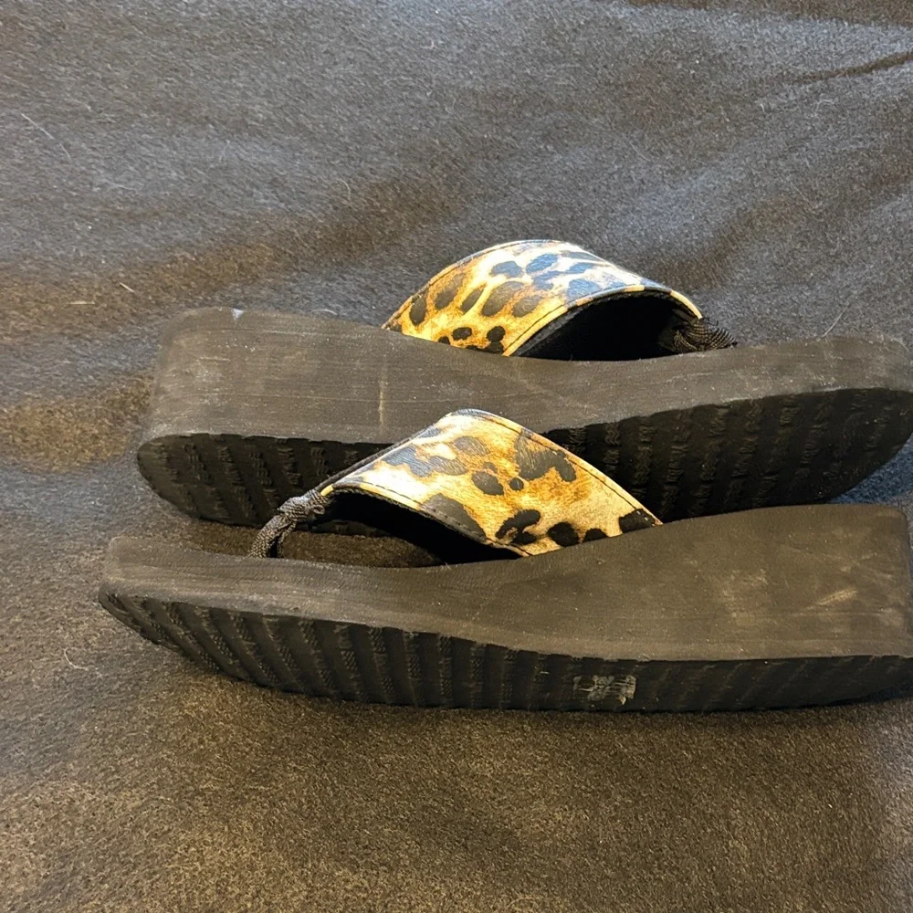 Yellow Box  7.5 Leopard Print Sandals flip flops - Picture 3 of 7